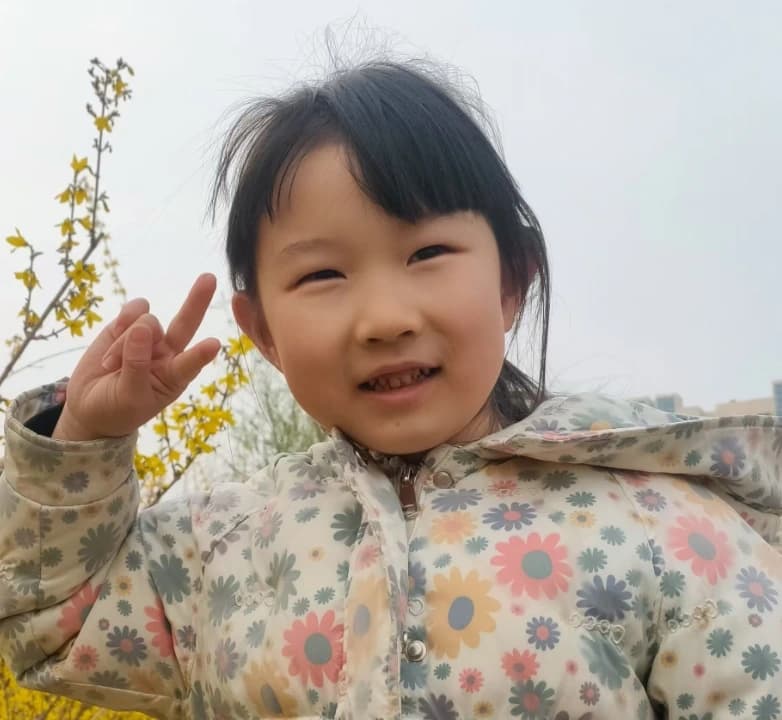 准备上传到生日贺卡生成器的儿童生活照